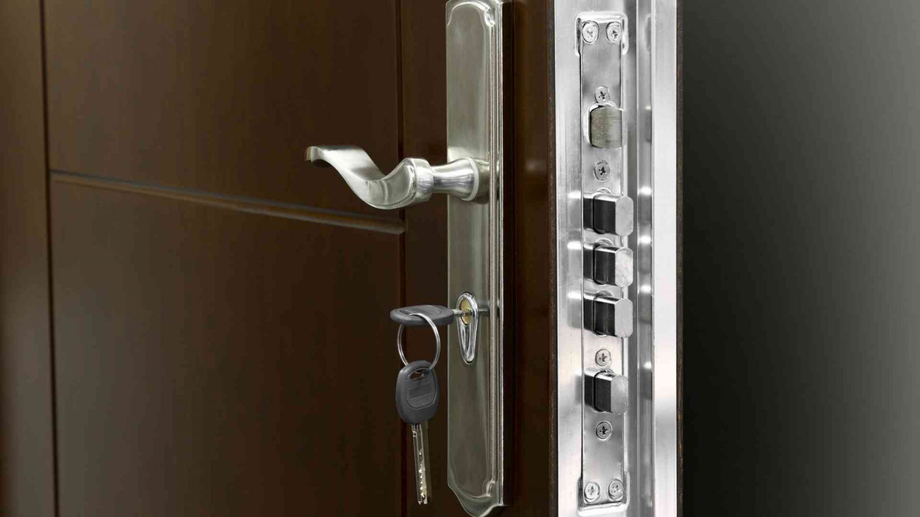 ¿Qué diferencias hay entre una puerta blindada y acorazada?