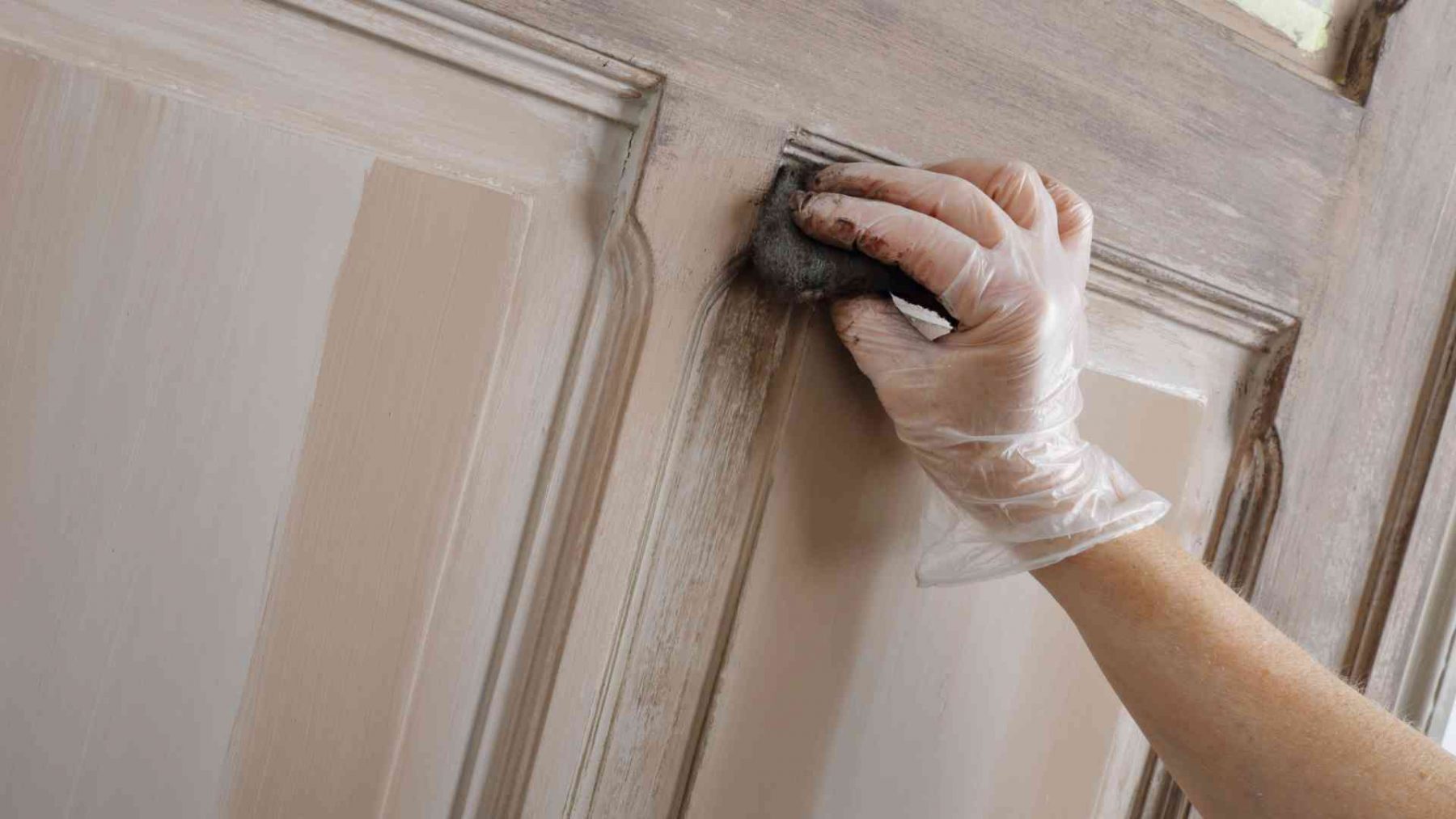 ¿Cómo podemos utilizar amoniaco en las puertas de madera?